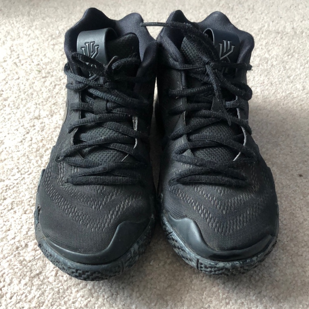 Boys Nike Kyrie size 4